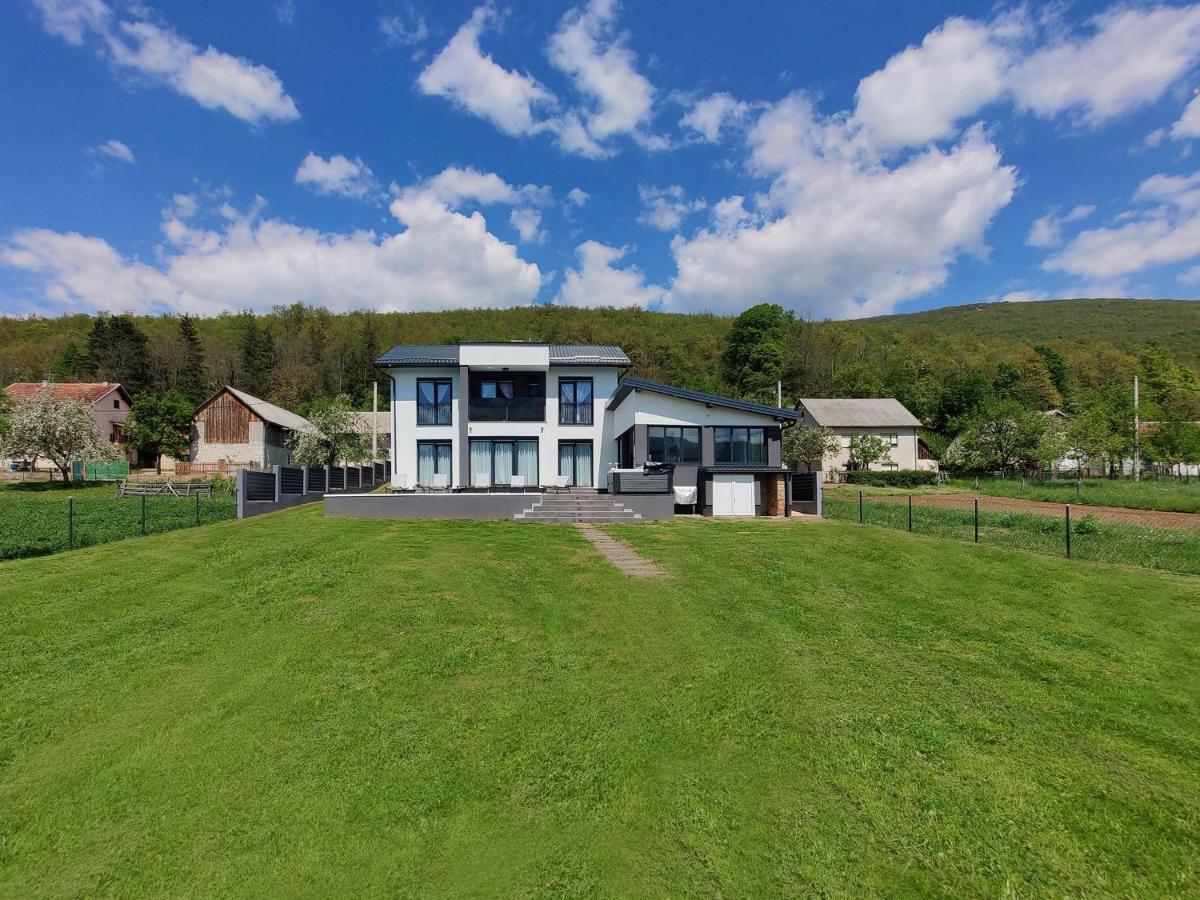 Villa Biser Gacke Sinac Eksteriør billede