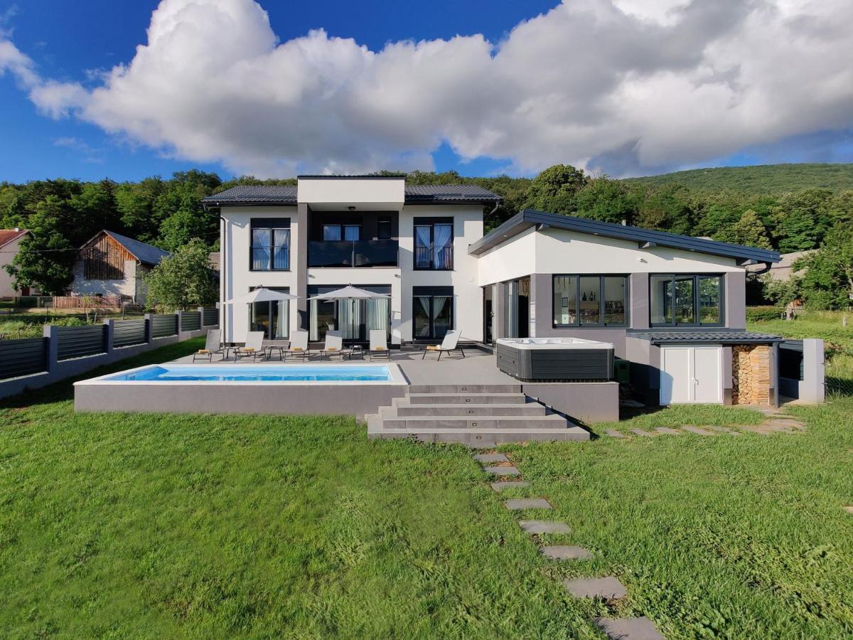 Villa Biser Gacke Sinac Eksteriør billede