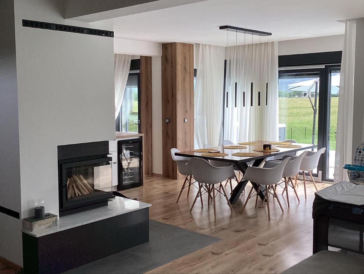 Villa Biser Gacke Sinac Eksteriør billede